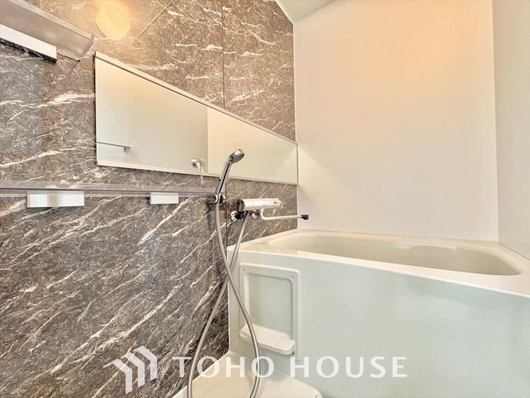 風呂 浴室は一日の疲れを癒す特別な空間。清潔感と快適性で心身ともにリフレッシュできます。