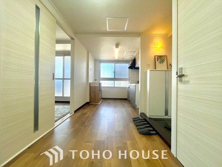 内装 大きく開け放たれた壮大な景色。都内にいることを忘れさせてくれる自然豊かな分譲地。風がそよぎ、青空が歌い、太陽が微笑んでくれる幸せな住まい。