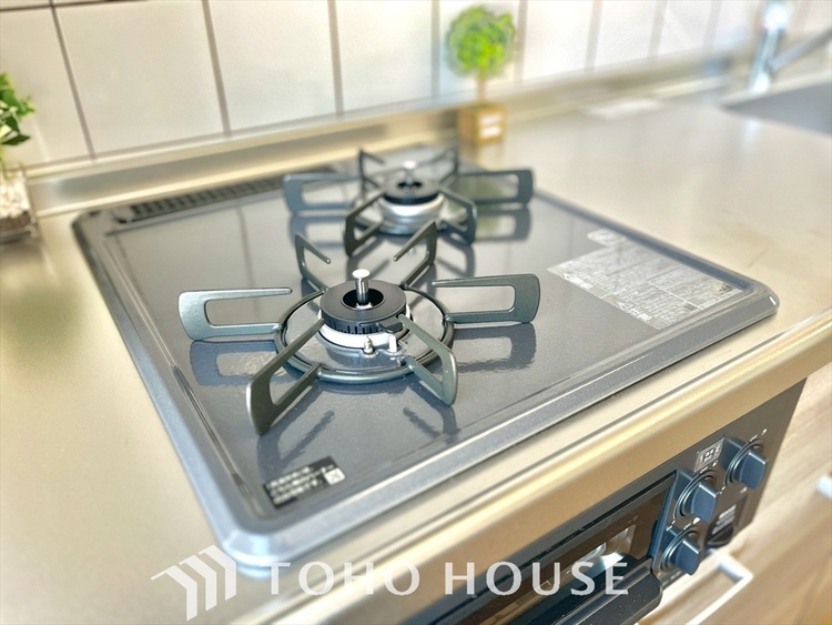 キッチン 毎日料理をする、料理が好き、家族が多くて量を作る必要がある、等の方々にとっては必須の３口コンロ。同時進行で効率アップはもちろん鍋を移動する回数が減り、無駄な動きを軽減することが出来ます。