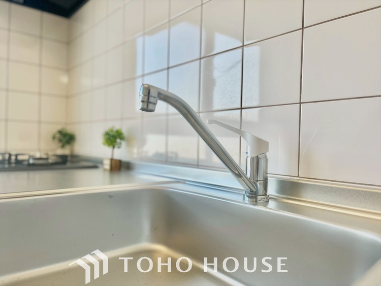 キッチン 美味しい料理を作りたくなるような気持にさせてくれる、腕を振るえる自慢のスペース。見上げると柔らかなダウンライトが包み込み、彩りを添えます。艶と光沢のある居心地の良いわが家のキッチン。