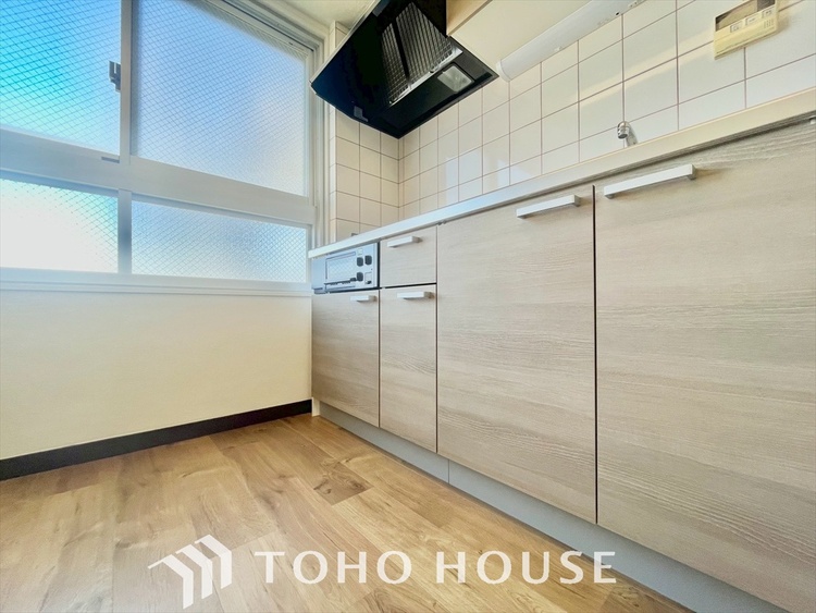 キッチン 広く明るい我が家の自慢のキッチンスペース。能率的に動ける大きなスペースが何よりのポイント。リビングとの一体感も十二分にあり、家族とのやりとりを楽しみながらの食卓の準備