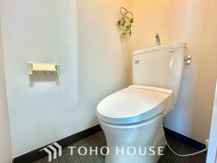 トイレ 大きく開け放たれた壮大な景色。都内にいることを忘れさせてくれる自然豊かな分譲地。風がそよぎ、青空が歌い、太陽が微笑んでくれる幸せな住まい。