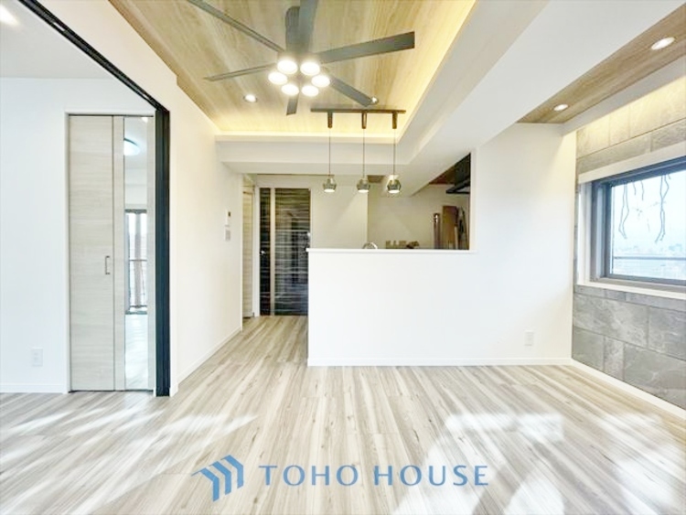 内装 ◆居心地のいい暮らし◆には欠かせない眩い採光。ゆったりとした幅の窓からこの空間に降り注ぐ採光が絶えない。明るいリビングこそ居心地のいい暮らしが待っているのだと思う。