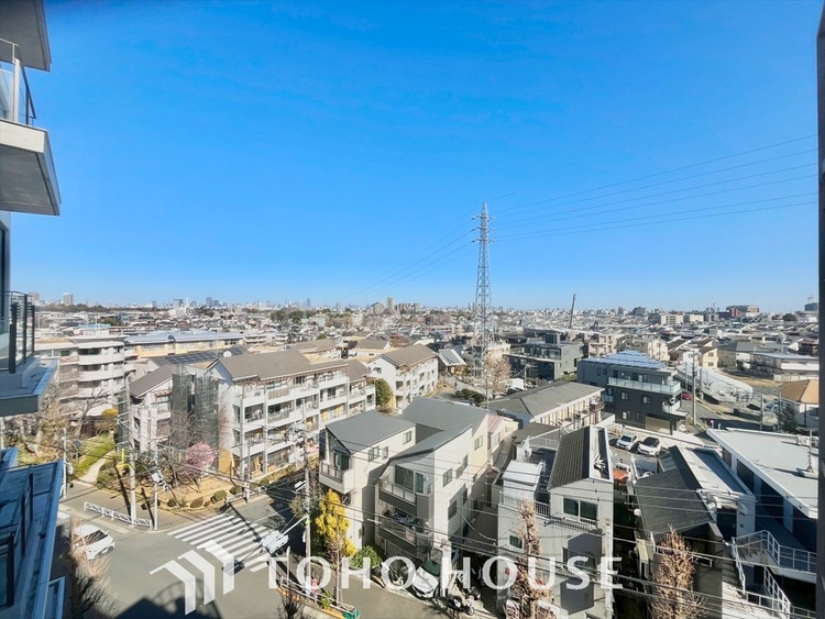 バルコニー 陽溜まりの温もりを感じ、ふわりと寄り添う太陽の妖精たちが自然と僕達を微睡ませる。うとうとしたい訳ではないがそんな時間が嫌いじゃない自分がここにいる。