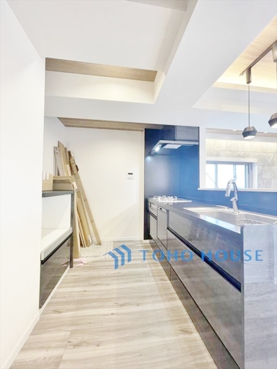 内装 ◆時を忘れる場所◆ここにはみんなが集い、食事と楽しい会話が始まる。話に夢中になりすぎて、ついつい時を忘れ夜半過ぎになってしまう。そんな束の間の幸せを感じさせてくれる場所でありたい。