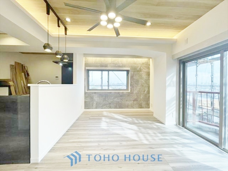 内装 ◆木漏れ日◆の様な採光が優しく足元を照らし、心地いい暮らしの道しるべを写し出す。この空間で過ごす家族との語らいの時間がとても素敵で幸せを感じるかもしれない。