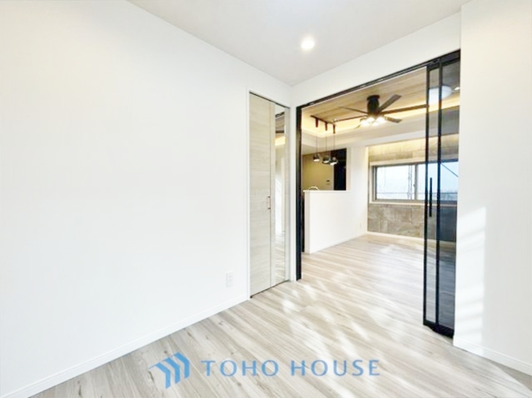 内装 ◆窓を開けると◆冷涼な風、そよぐリビング。だんらんの場所はここから始まり、ここで終わる。家族の笑顔が集う素敵な場所だから、こだわり抜いた思いが詰まっているのだと思う。