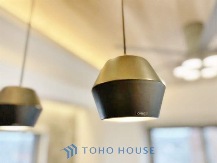 内装 ◆結ばれた◆玄関ドアを開けるとリビングから聞こえる小走りの足音。靴を脱ぎかけ目の前に立つ君の瞳と交差する。君は微笑みその刹那に心奪われる。佇む僕と君の間に赤い糸が結ばれた。