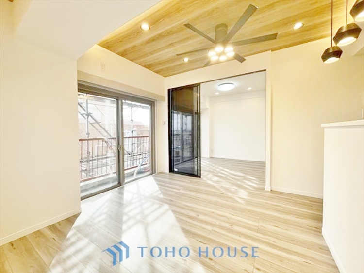 内装 ◆今宵の食卓◆ダウンライトに反射するグラスを眺めながらワインを注ぐ。トクトクと心地いい音をさせながら、フランスの古城を思わせる薫りがたちこめ、とても幸せな時を過ごせる。