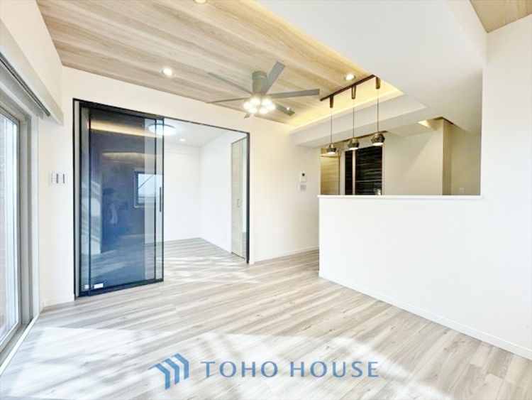 内装 ◆窓を開けると◆冷涼な風、そよぐリビング。だんらんの場所はここから始まり、ここで終わる。家族の笑顔が集う素敵な場所だから、こだわり抜いた思いが詰まっているのだと思う。