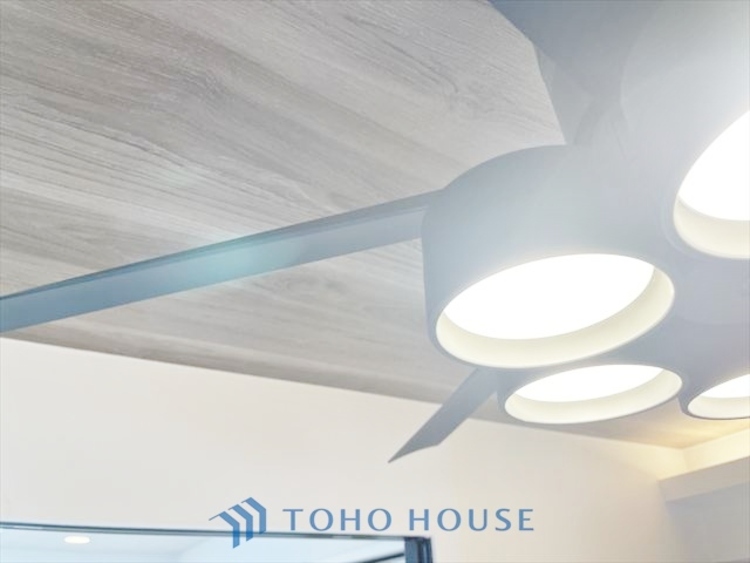 内装 ◆リビングルーム◆そこには目を輝かせ笑顔で見つめてくれる君がいて、「おかえり」の言葉がこだまする。何気ない日々の挨拶は僕にとっては幸せで、同時に君の瞳にも恋している。