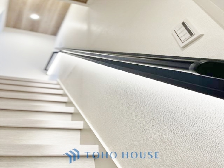 内装 ◆海の向こうへ沈む夕日◆オレンジ色の光は大人になった今の僕にはわかる。1日の終わりを伝えに来たわけではなく、また明日が来る方へ導いてくれた事を。