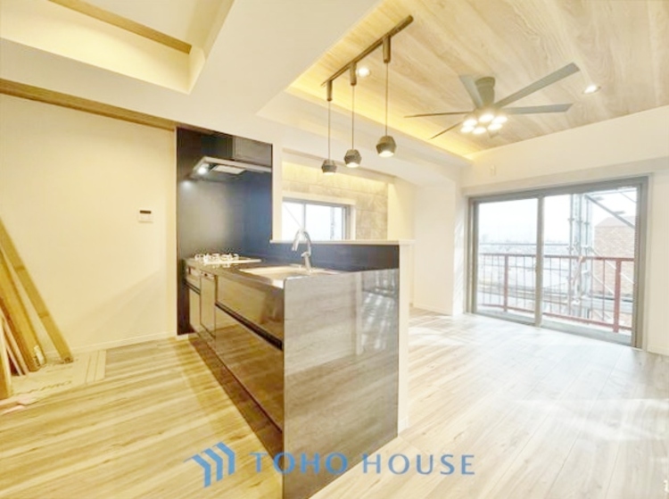 キッチン ◆ここに在る◆事も無げに美しく、伝えるには筆舌に尽くし難い。豪華絢爛や華美と言う事ではなく、住まう者にとって暮らし易く心地がいいと言う美しさがこの住まいには込められている。