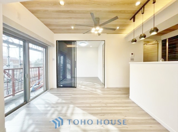 キッチン ◆今宵の食卓◆ダウンライトに反射するグラスを眺めながらワインを注ぐ。トクトクと心地いい音をさせながら、フランスの古城を思わせる薫りがたちこめ、とても幸せな時を過ごせる。