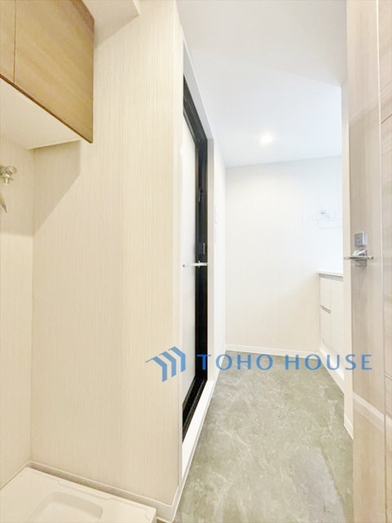 洗面 ◆サンサンと◆差し込む太陽の光がこのリビングに笑いをもたらす。ソファの上のクッションがポカポカした暖気にぬくぬくと微睡んでいる。