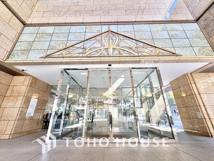 エントランス 【ENTRANCE】◆家族◆家で家族と過ごす時間は限られている。帰りを待つ家族の元へと急ぐときの弾む思い。そんな思いを引き立てる邸宅。