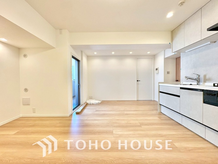 内装 【LIVING】◆陽光◆が差し込む。この開放的なLDKに家族の笑顔が集う。家族が一緒に過ごす空間は明るく、そして居心地よく。