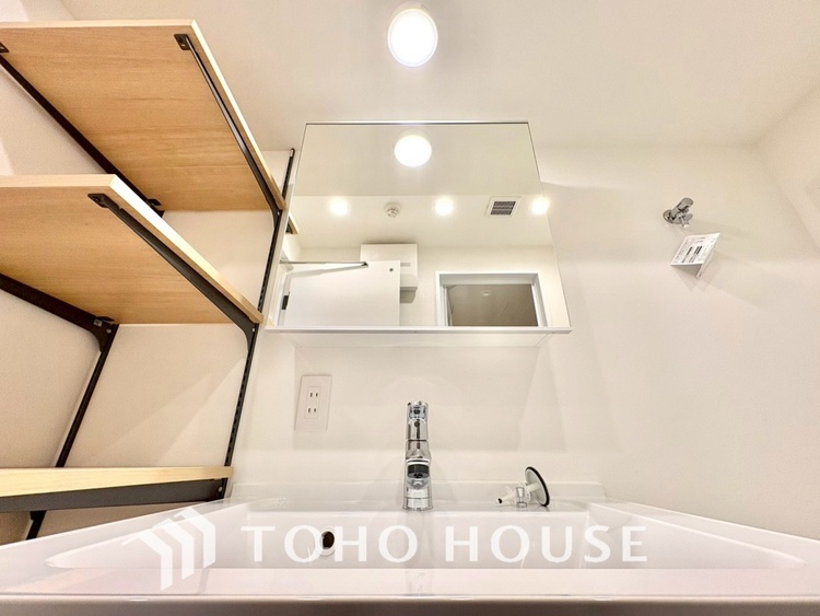 洗面 【WASHROOM】◆快適◆煌びやかな暮らしの中にも忘れたくない快適さ。大きな収納が助けてくれます。