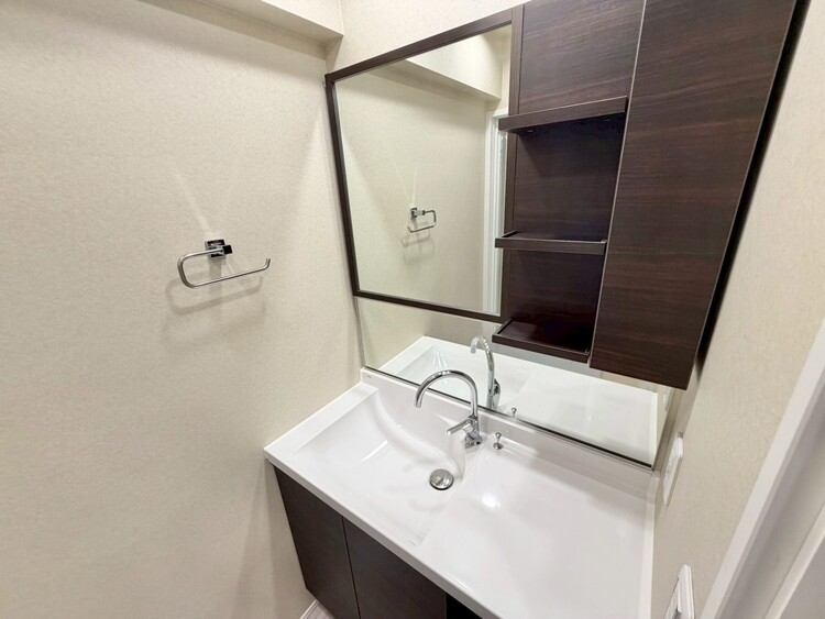 その他 清潔感を感じられる洗面化粧台。