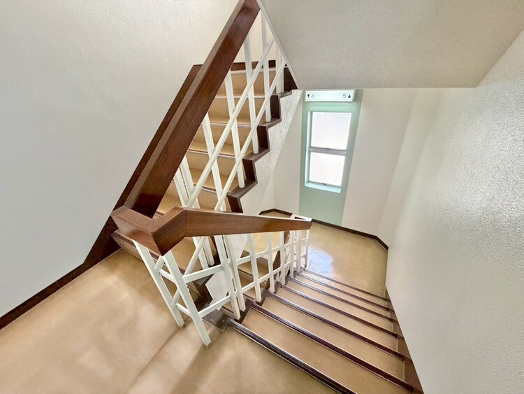 その他 共用部の階段です。明るく清潔に管理されています。