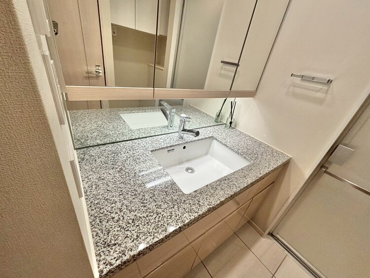 その他 清潔感を感じられる洗面化粧台。