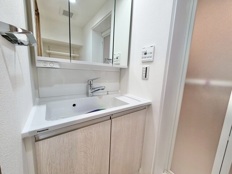 その他 清潔感を感じられる洗面化粧台。