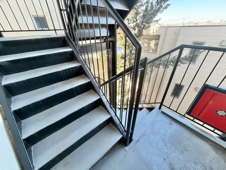 その他 共用部の階段です。明るく清潔に管理されています。