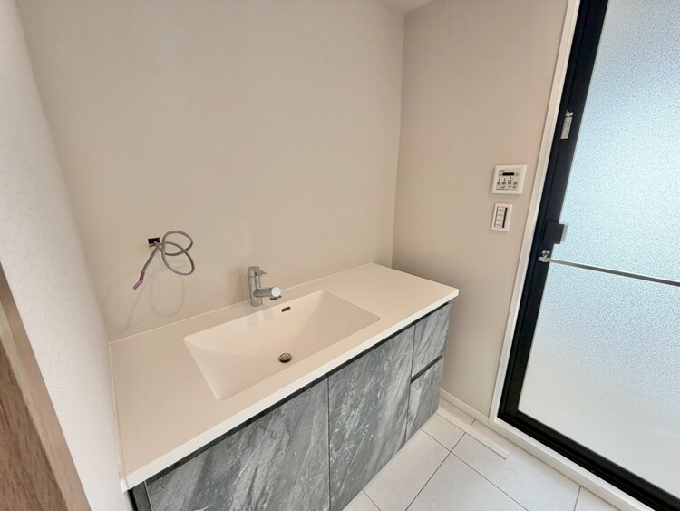 その他 清潔感を感じられる洗面化粧台。