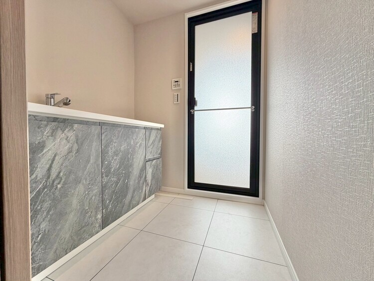 その他 十分な広さの脱衣所。