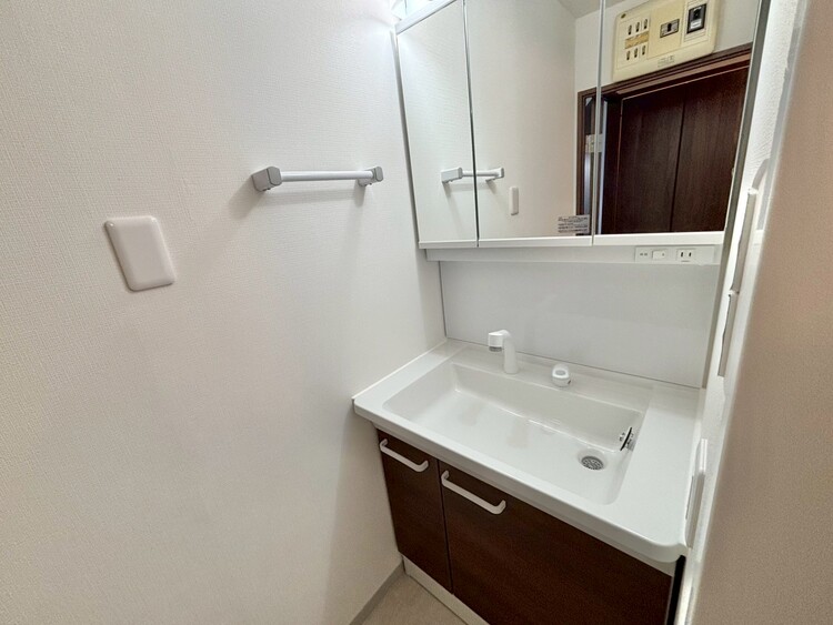 その他 清潔感を感じられる洗面化粧台。