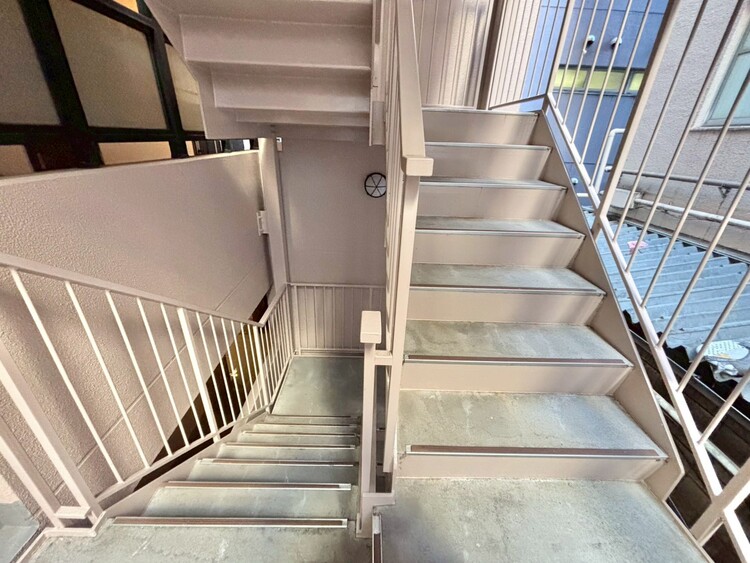 その他 共用部の階段です。明るく清潔に管理されています。