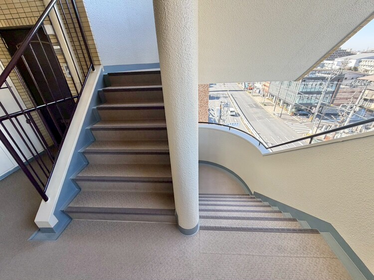 その他 共用部の階段です。明るく清潔に管理されています。