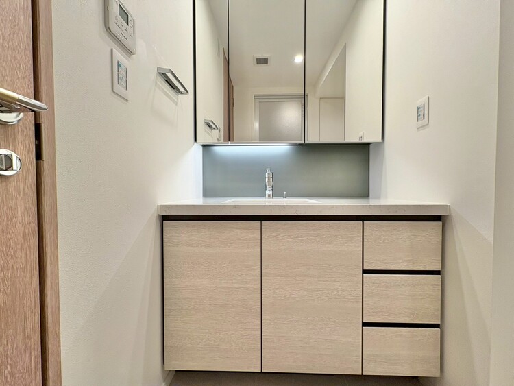 洗面 清潔感を感じられる洗面化粧台。