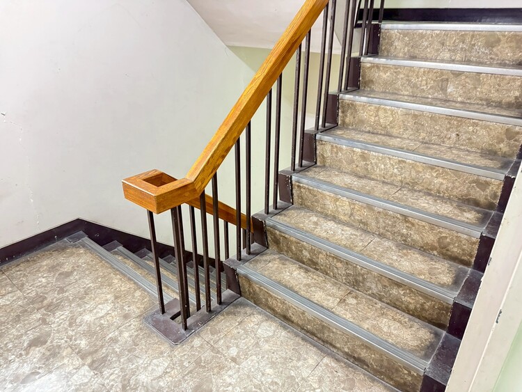 その他 共用部の階段です。明るく清潔に管理されています。