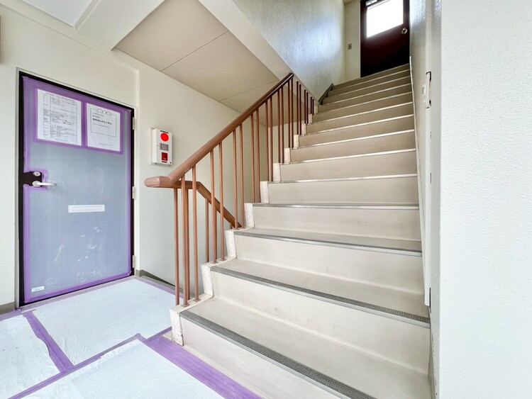 その他 共用部の階段です。明るく清潔に管理されています。