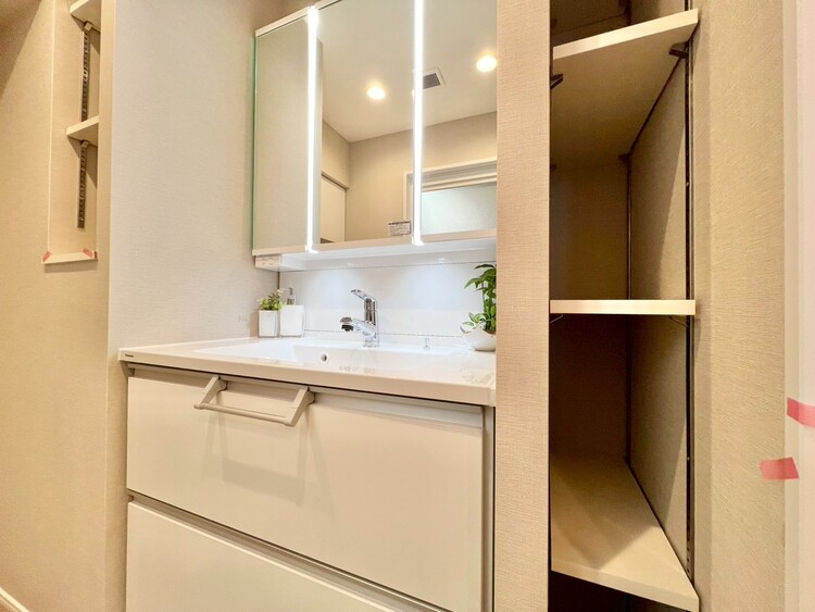 その他 清潔感を感じられる洗面化粧台。