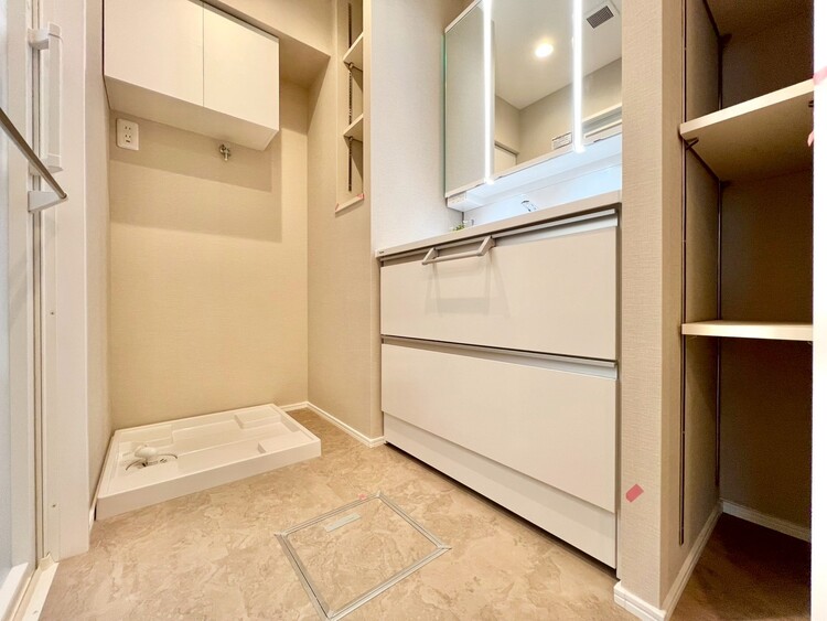 その他 十分な広さの脱衣所。