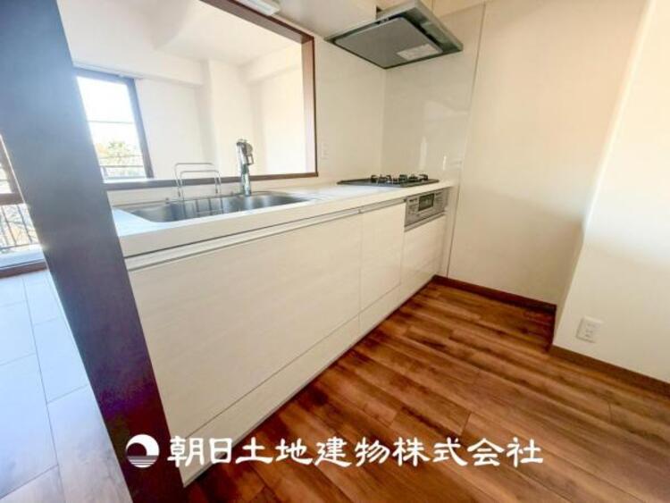 キッチン 【キッチン】住宅の主役でもあり、日常生活を過ごす上で重要な水回りでもあるからこそ機能性・デザイン性に拘りました。お掃除のしやすいシステムキッチンを設置しました。