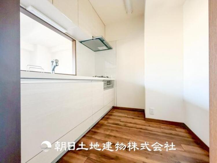 キッチン 【キッチン】仲良しなご夫婦、お子様、みんなでお料理ができる程の贅沢なスペースを実現したキッチンとなっております。