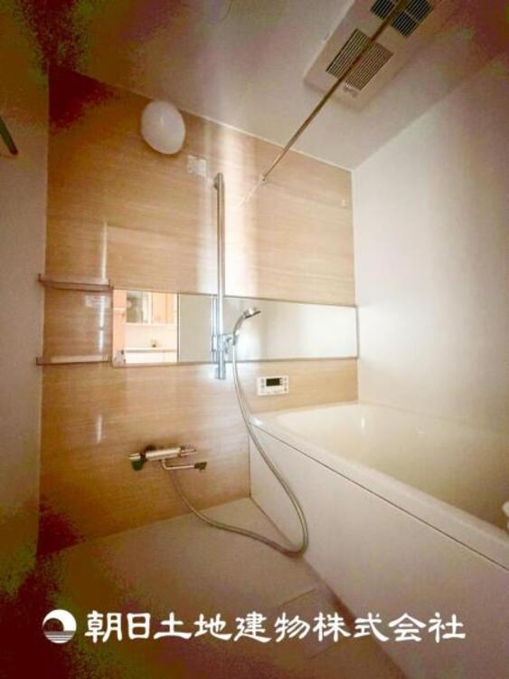 風呂 【浴室】半身浴もできる広々とした湯舟があり、浴室暖房乾燥機付きで冬でもポカポカです！