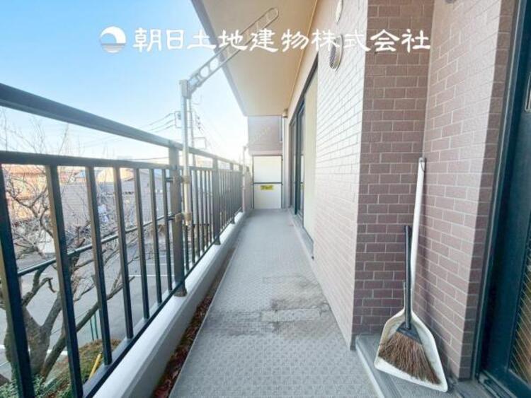 バルコニー 【バルコニー】広々としたバルコニースペース。日々のお洗濯もはかどります。陽当たりの良いバルコニー。お洗濯も良く乾きます。