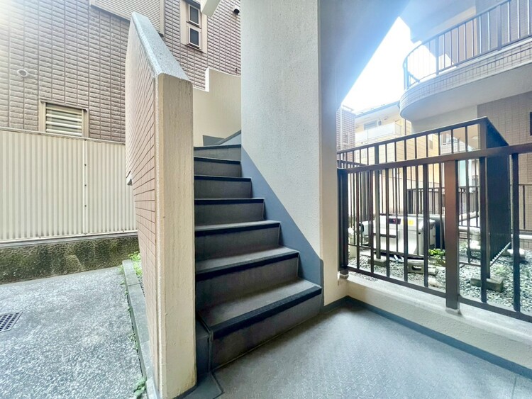 その他 共用部の階段です。明るく清潔に管理されています。