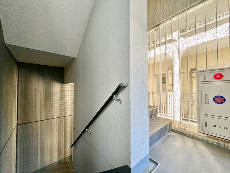 その他 共用部の階段です。明るく清潔に管理されています。