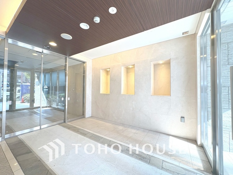 エントランス 【ENTRANCE】◆家族◆家で家族と過ごす時間は限られている。帰りを待つ家族の元へと急ぐときの弾む思い。そんな思いを引き立てる邸宅。