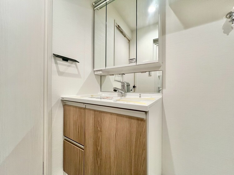 その他 清潔感を感じられる洗面化粧台。