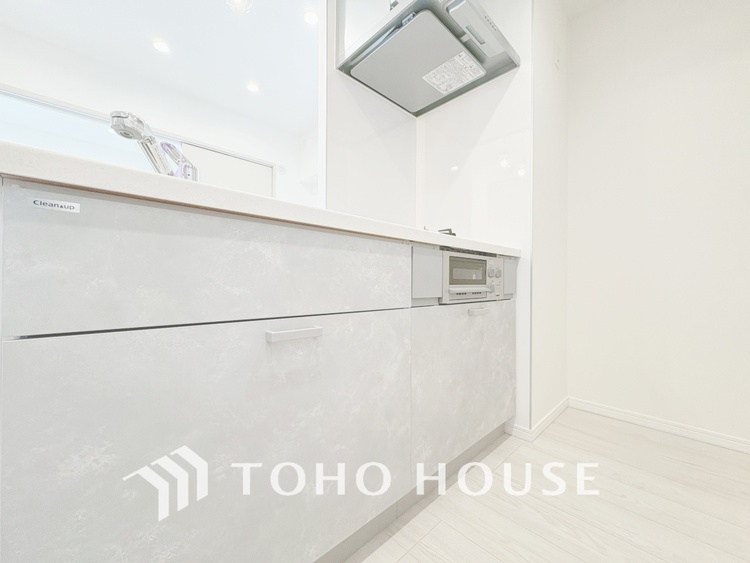 キッチン 【KITCHEN】◆ワクワク◆開放的で機能性も高いシステムキッチン。お子様は毎日のご飯にワクワク！