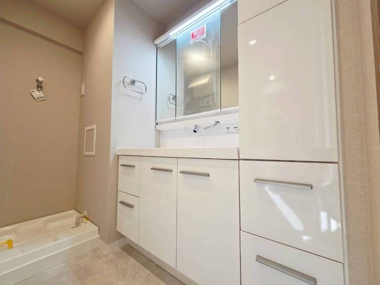 その他 清潔感を感じられる洗面化粧台。