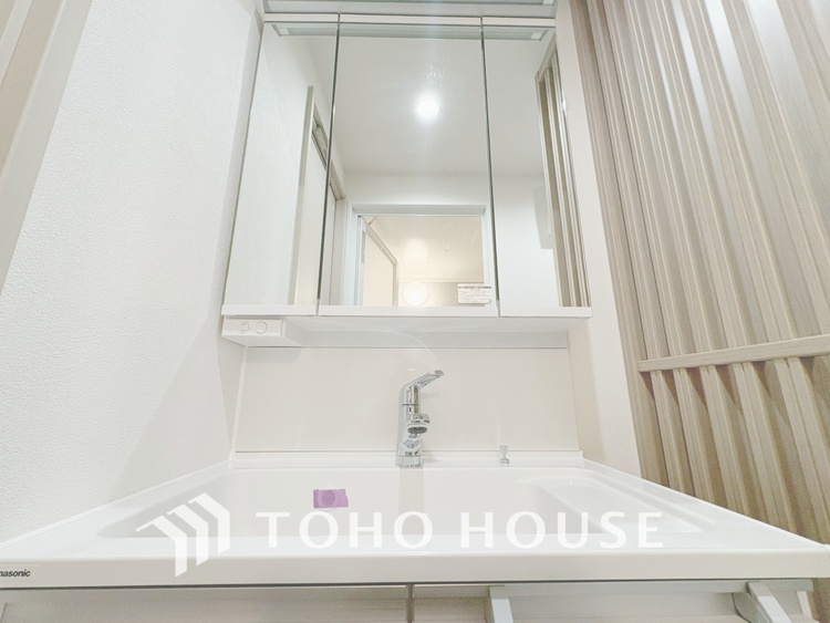 洗面 【WASHROOM】◆快適◆煌びやかな暮らしの中にも忘れたくない快適さ。大きな収納が助けてくれます。