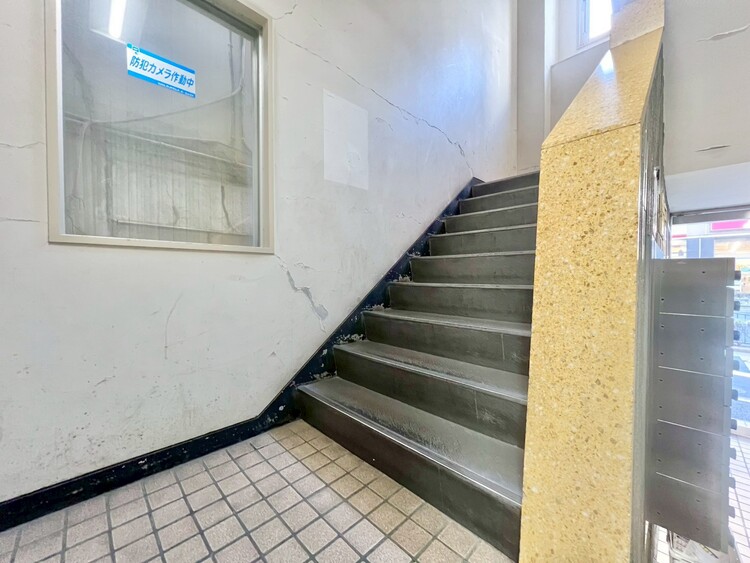 その他 共用部の階段です。明るく清潔に管理されています。