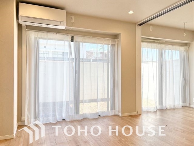 内装 ◆陽光◆が差し込む。この開放的なLDKに家族の笑顔が集う。家族が一緒に過ごす空間は明るく、そして居心地よく。